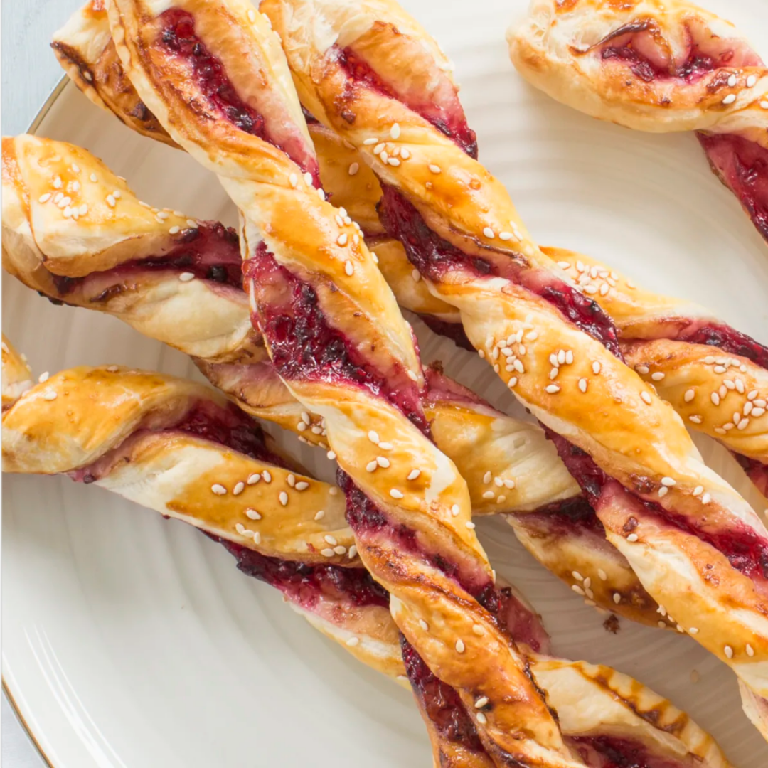Bladerdeeg-stengels met jam
