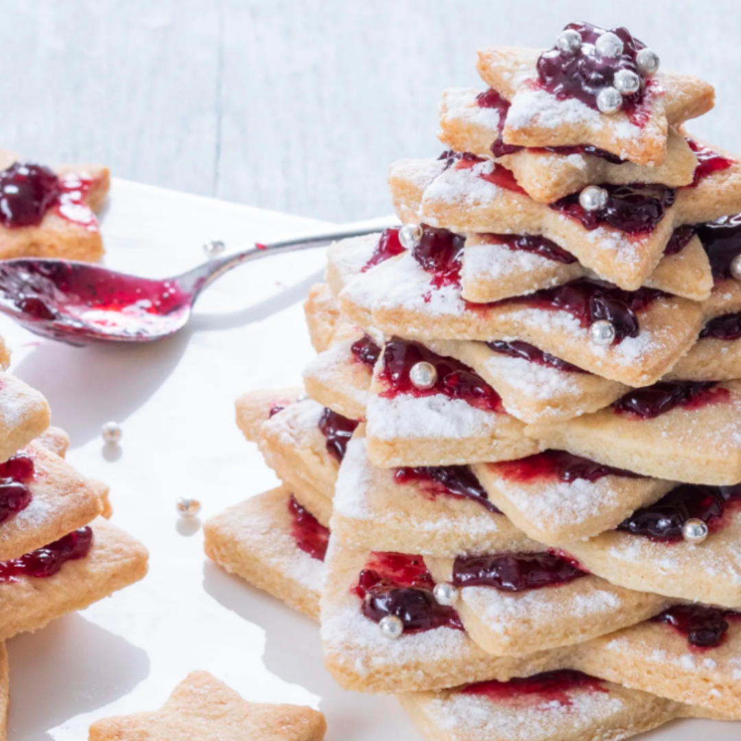 Kerstboom van amandelkoekjes met bosvruchten jam