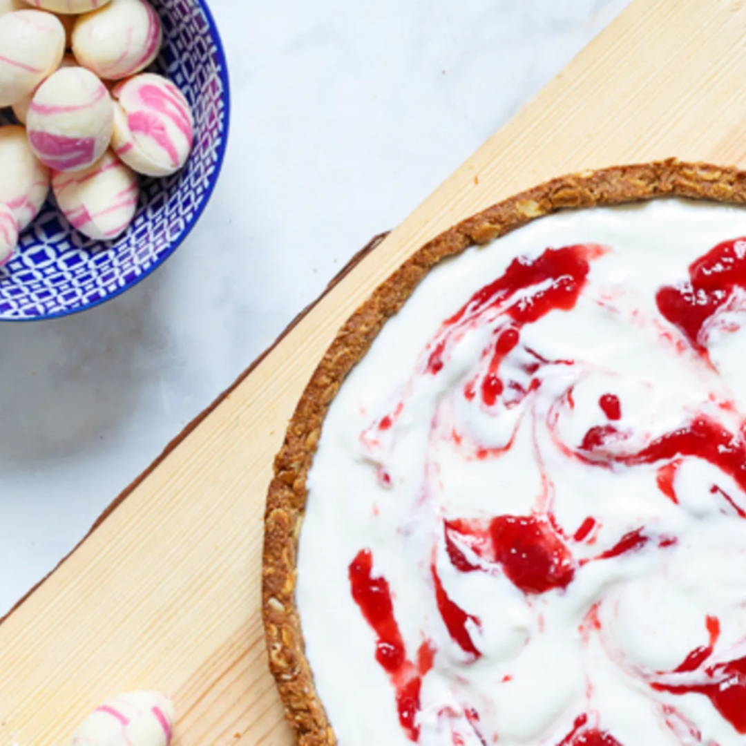 Knapperige ontbijttaart met frambozenswirl