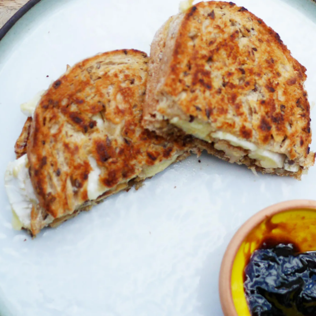 Pantosti met brie en appelstroop