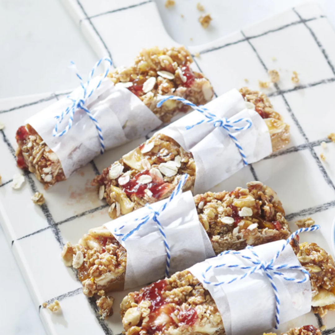 Mueslibar met aardbeienjam en bananenchips