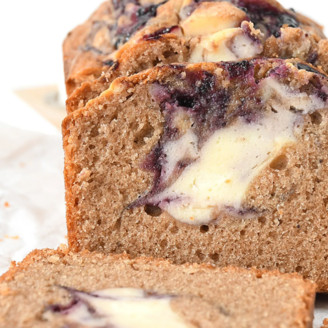 Kaneelcake met blauwe bessen cheesecake swirl