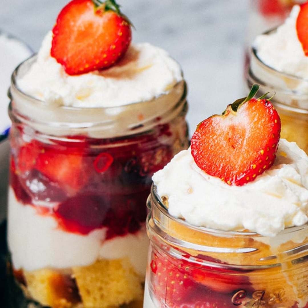 Zomerse aardbeien trifle met aardbeienjam
