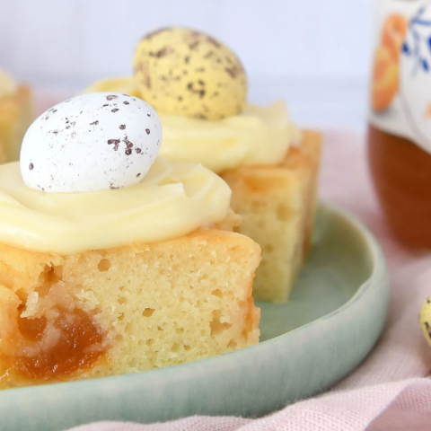 Abrikozen-yoghurtcake met cream cheese frosting