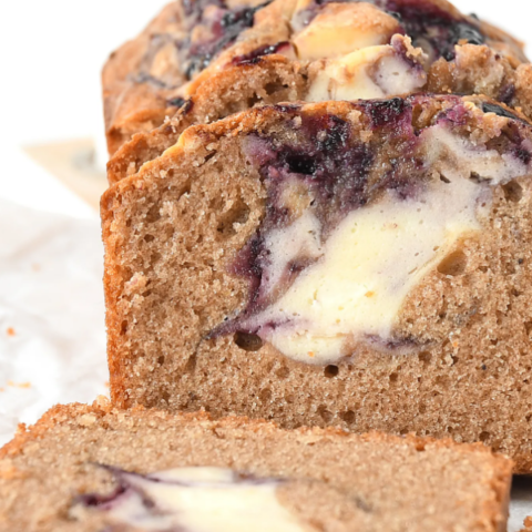 Kaneelcake met bosbessen cheesecake swirl