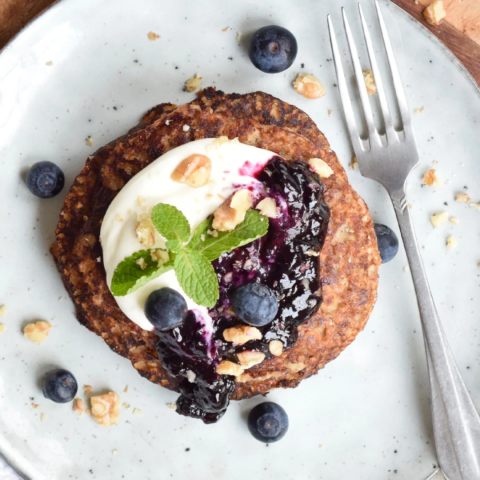 Robuuste pannenkoekjes met blauwe bessen